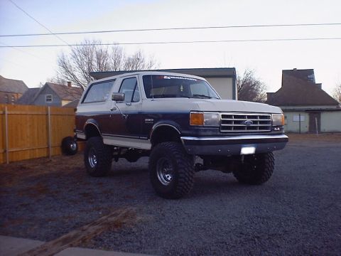 1988 Ford Bronco - This lifted Ford Bronco features a two-tone paint scheme and aftermarket wheels.