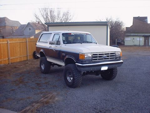 1988 Ford Bronco - This lifted two-tone 1987 Ford Bronco features aftermarket wheels and tires, and appears to be in good condition.