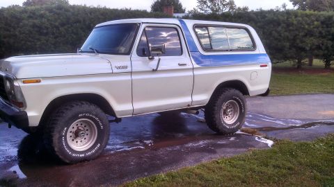 1979 Ford Bronco - This two-tone Ford Bronco appears to be a 1978 model, not a 1979 as claimed.