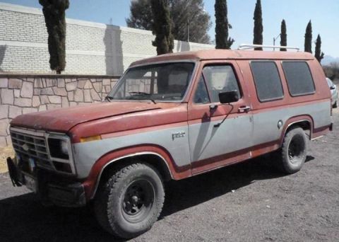 1994 Ford Bronco - This is a 1980s Ford Bronco, not a 1994 model as claimed.