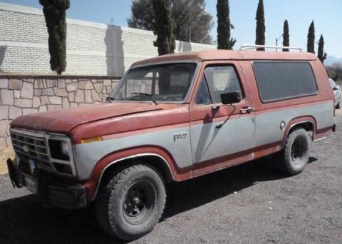 1994 Ford Bronco - This older model Ford Bronco has a two-tone paint job and a roof rack.