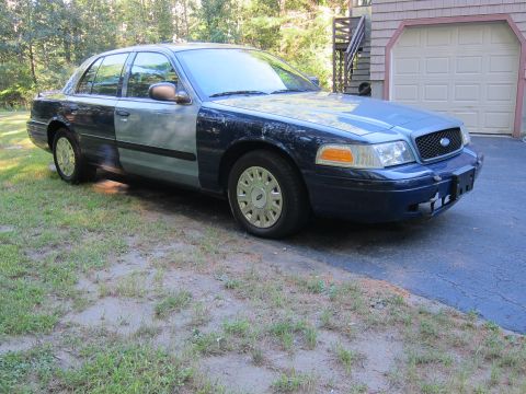 2001 Ford Crown Victoria - This 2001 Ford Crown Victoria has mismatched body panels on the driver's side.