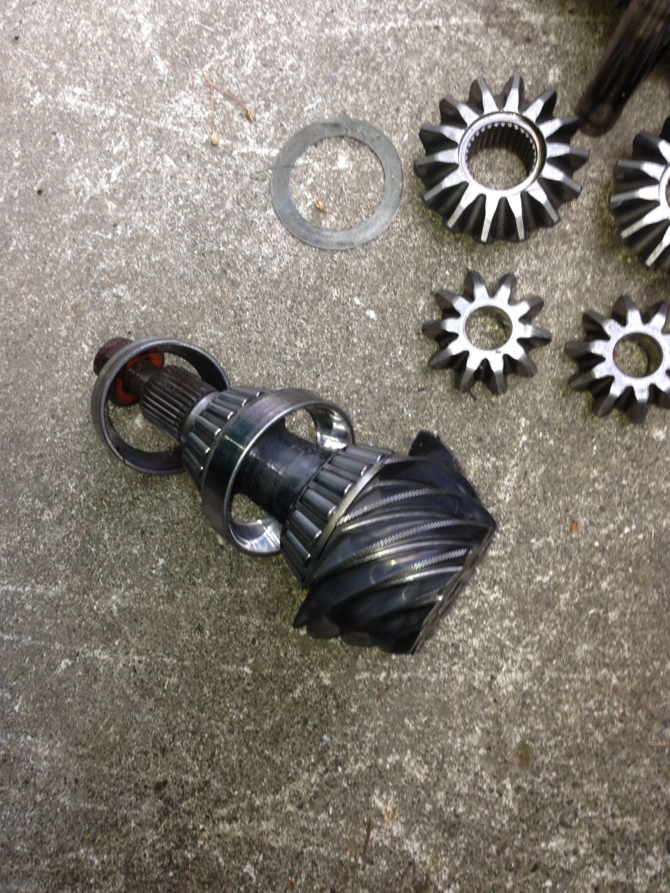 Pinion and carrier removed. I dont think I will reuse ANY of this.