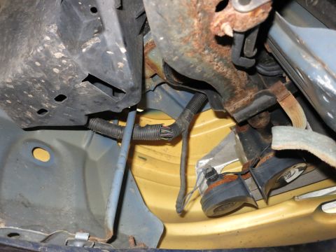 1991 Ford LTD Crown Victoria - A close-up view of automotive wiring and horns, showing signs of wear and rust.