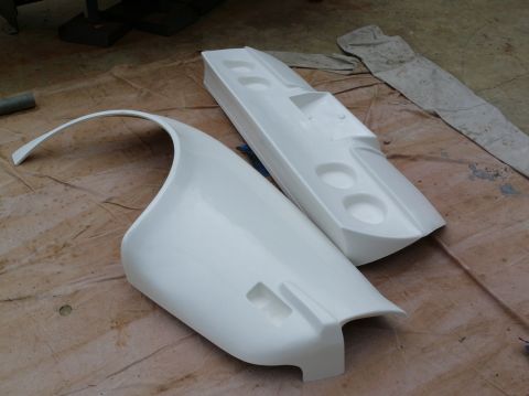1976 Chevrolet Corvette - Unidentified white fiberglass car body parts laid out on a tarp.
