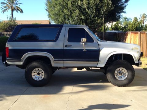 1986 Ford Bronco - This lifted 1986 Ford Bronco features a two-tone silver and dark blue paint scheme.