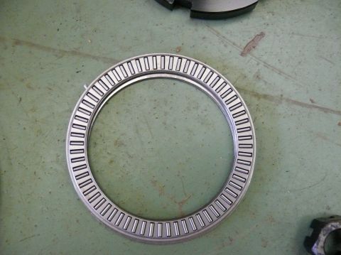 Roller bearing race with many small rollers