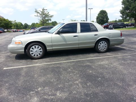 2004 Ford Crown Victoria - 17" wheels and wheel covers installed.