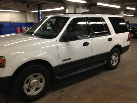 1991 Ford LTD Crown Victoria - Photograph of a white Ford Expedition SUV, not a technical document.