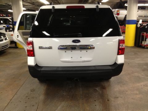 1991 Ford LTD Crown Victoria - Photograph of the rear of a white Ford Expedition SUV, not a technical document.