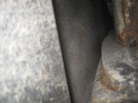1993 Ford Bronco - Detail of corroded metal parts, with a watermark indicating the source.