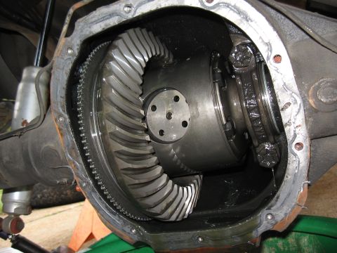 1994 Ford Bronco - The differential gears are exposed after the rear axle cover has been removed.