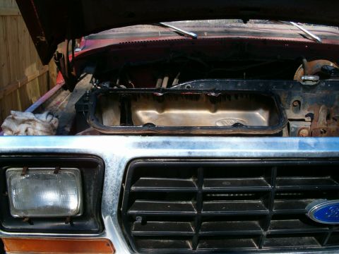 1979 Ford Bronco - The valve cover has been removed from this 1979 Ford Bronco, revealing the engine's internal components.