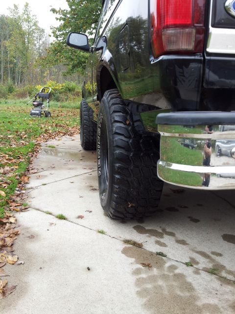 1995 Ford Bronco - The offset pushes them out enough to barely clear the body.