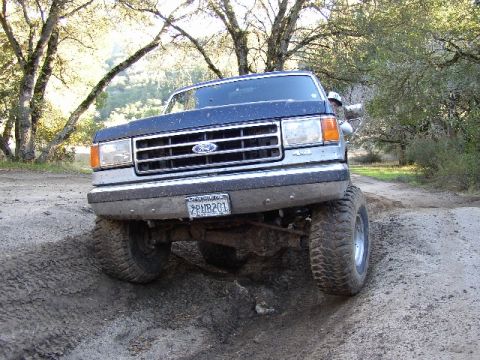 1989 Ford Bronco - my rear end takes a lot of the flex. way better than dans ,,|,,