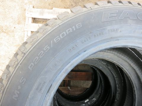 1991 Ford LTD Crown Victoria - A close-up view of a tire shows the size P225/60R16 and other markings.