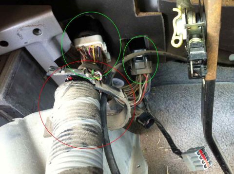 1996 Ford F-150 - Close-up of the interior wiring harness and connectors in a 1996 Ford F-150.