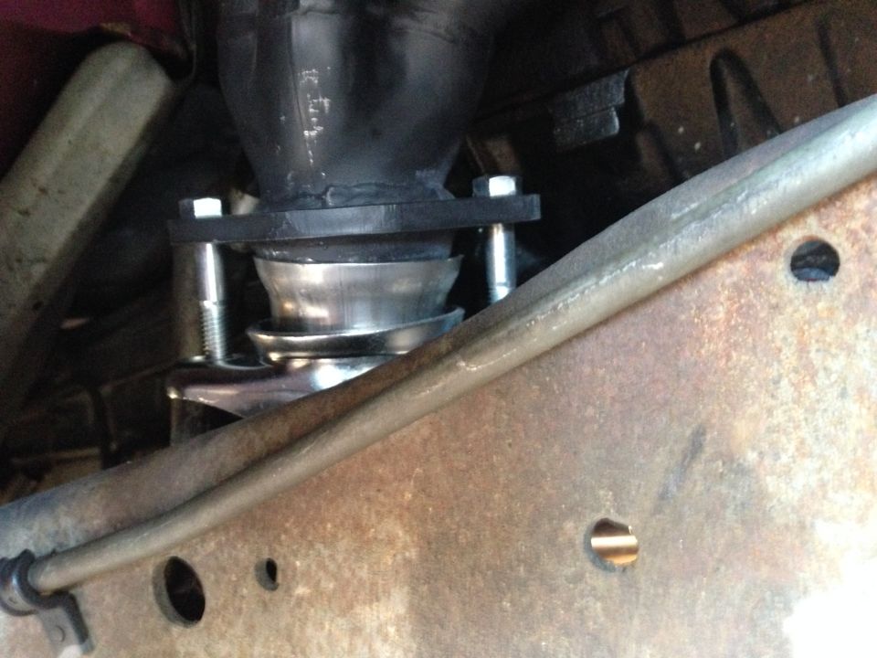 Exhaust hanger and pipe connection with bolts