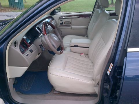 2001 Ford Crown Victoria photo