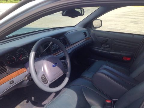2002 Ford Crown Victoria photo