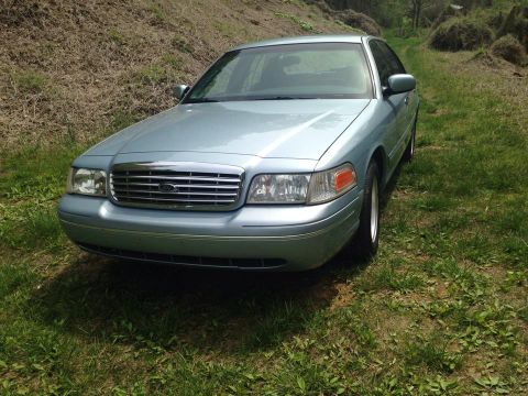 2002 Ford Crown Victoria photo