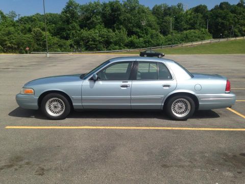 2002 Ford Crown Victoria photo