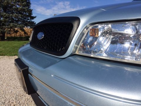 2003 Ford Crown Victoria photo