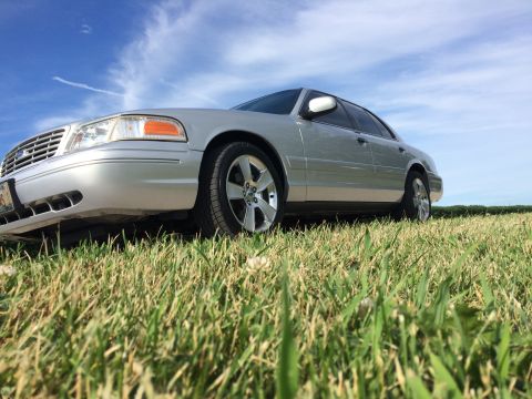 2003 Ford Crown Victoria photo
