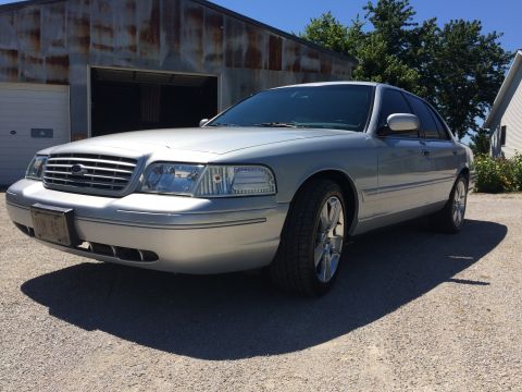 2003 Ford Crown Victoria photo