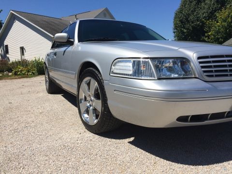 2003 Ford Crown Victoria photo