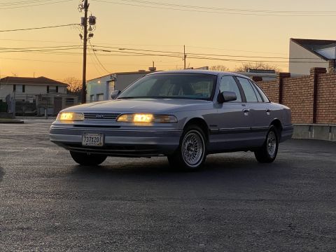 1994 Ford Crown Victoria photo