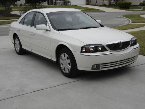 2002 Lincoln Town Car photo
