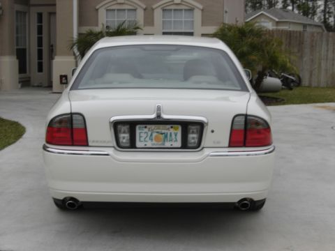 2002 Lincoln Town Car photo