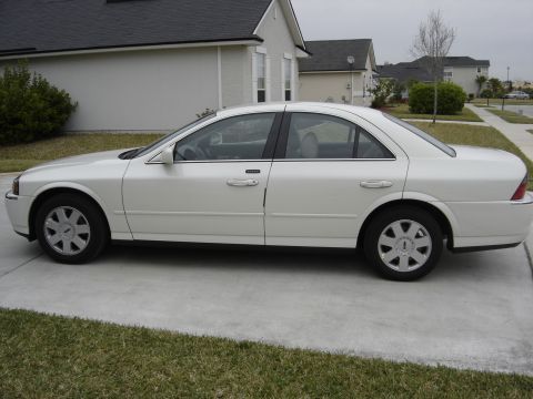 2002 Lincoln Town Car photo