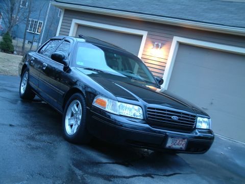 2002 Ford Crown Victoria photo