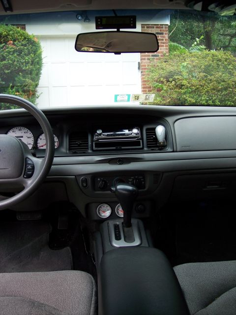 2001 Ford Crown Victoria photo