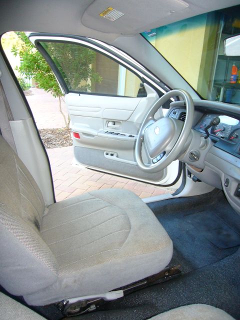 2001 Ford Crown Victoria photo