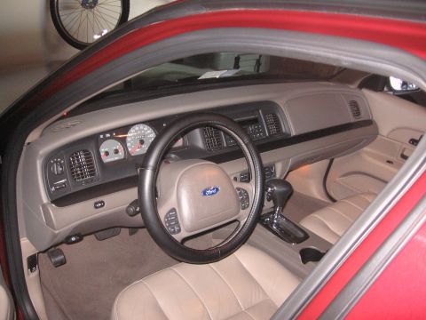 2004 Ford Crown Victoria photo