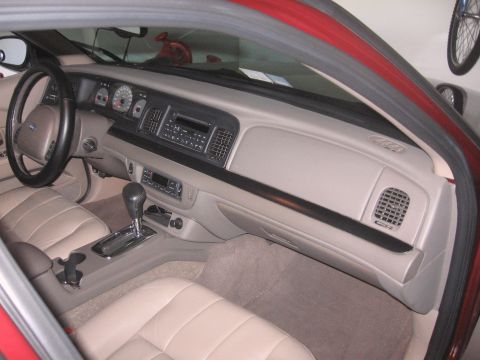 2004 Ford Crown Victoria photo