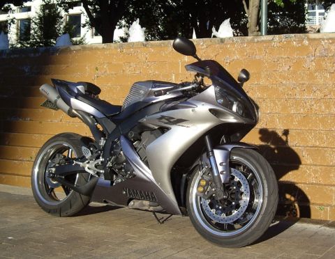 2004 Yamaha R1 photo