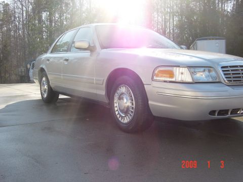 2000 Ford Crown Victoria photo