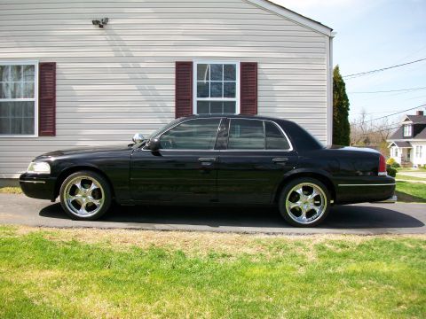 2003 Ford Crown Victoria photo