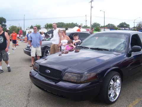 2003 Ford Crown Victoria photo