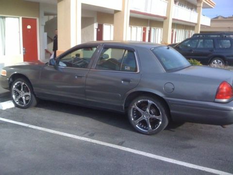 2000 Ford Crown Victoria photo