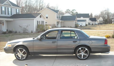 2000 Ford Crown Victoria photo