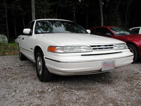 1995 Ford Crown Victoria photo