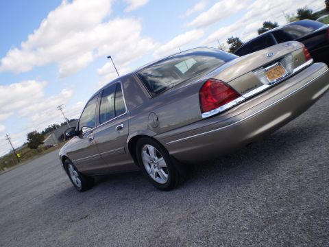 2003 Ford Crown Victoria photo
