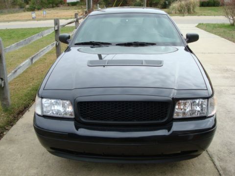2004 Ford Crown Victoria photo