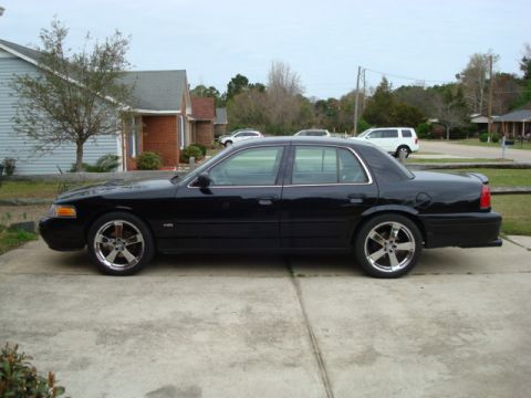 2004 Ford Crown Victoria photo