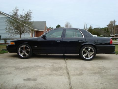 2004 Ford Crown Victoria photo